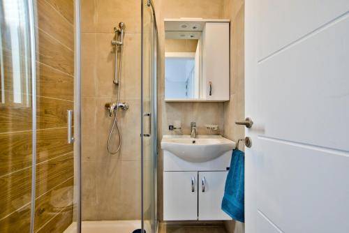 Et badeværelse på Sliema 2-bedroom Central Apartments and Penthouse with jacuzzi