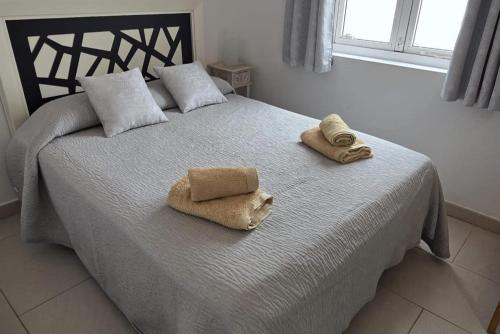 une chambre avec un lit avec deux serviettes dessus dans l'établissement 3 Bed Villa - Sleeps 6 - Private Pool - Hot Tub- Parking - Wifi, à San Miguel de Abona