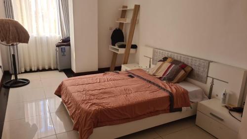 una camera da letto con un letto e un piumone arancione di Heritage a Quatre Bornes