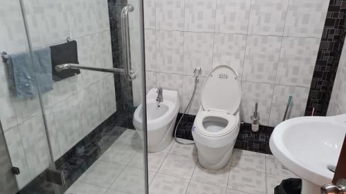 un bagno con un water e un lavandino di Heritage a Quatre Bornes