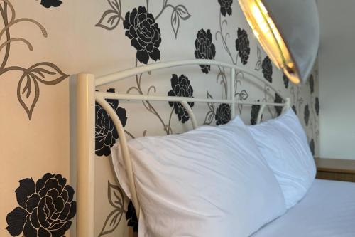 Postel nebo postele na pokoji v ubytování Curzon St - 4 Beds Sleeps 7 with Street Parking