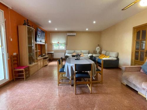 Ruang duduk di Pet-Friendly Villa with Pool