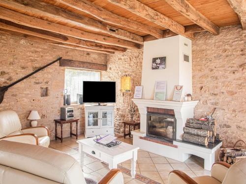 ein Wohnzimmer mit Kamin und Fernseher in der Unterkunft Holiday home in paradise with private pool in Meyrals