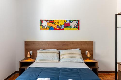 a bedroom with a bed and a painting on the wall at Casas no Tatuapé Garagem e Portão Automático 284 a 314 in Sao Paulo