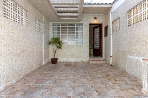 a hallway of a house with a potted plant at Casas no Tatuapé Garagem e Portão Automático 284 a 314 in Sao Paulo