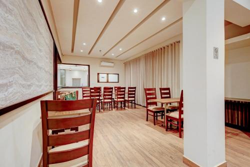 Ruang duduk di Collection O Ovel Hotel Grand