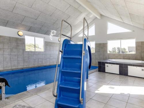 Πισίνα στο ή κοντά στο 20 person holiday home in Løkken