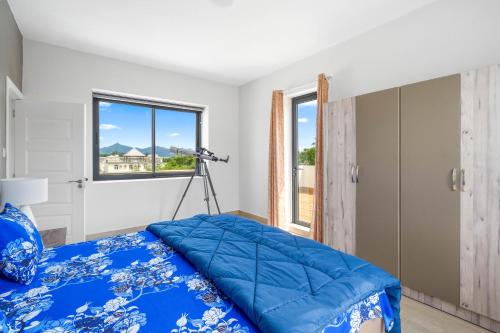 a bedroom with a blue bed and a window at Villa Familiale Luxe Piscine Privée Toit-Terrasse in Balaclava
