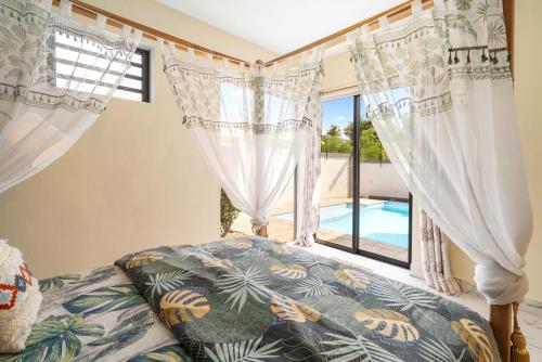 a bedroom with a bed and a window with a pool at Villa Familiale Luxe Piscine Privée Toit-Terrasse in Balaclava