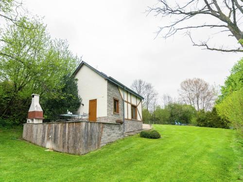 Jardín al aire libre en Cozy Forest Cottage in Awenne