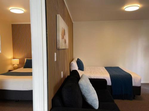 Postel nebo postele na pokoji v ubytování Summer Inn Motel - Newly Renovated, 2 Min Walk to Orewa Beach