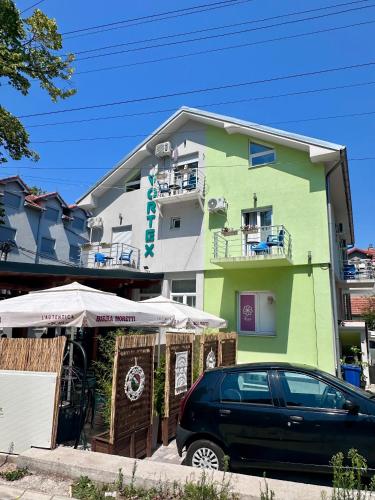 a black car parked in front of a building at Smeštaj Vortex Sokobanja in Soko Banja