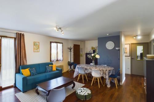 ロミイ・シュル・セーヌにあるMaison du Bien-Êtreの青いソファとテーブルのあるリビングルーム