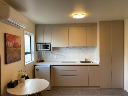 Kuchyň nebo kuchyňský kout v ubytování Summer Inn Motel - Newly Renovated, 2 Min Walk to Orewa Beach