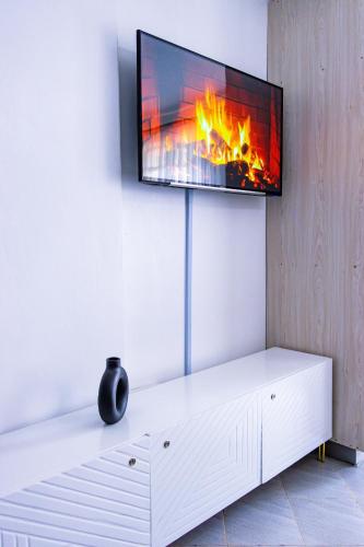 TV a/nebo společenská místnost v ubytování Tugo Homes, Waiyaki Way