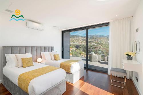 Ένα ή περισσότερα κρεβάτια σε δωμάτιο στο OurMadeira - Seacrest, premium luxury