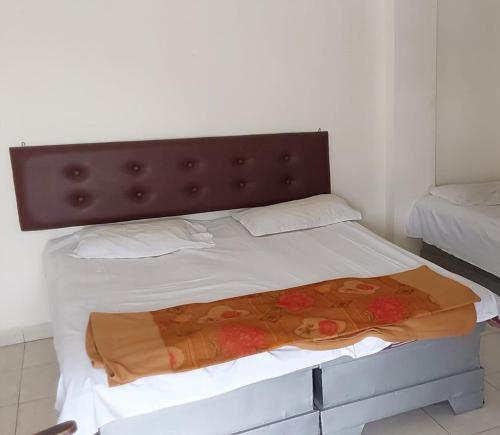 My Special House Homestay Nipania, Indoreにあるベッド