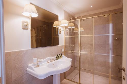 ein Badezimmer mit Waschbecken und Dusche in der Unterkunft Domus Florum Sorrento in Sorrent