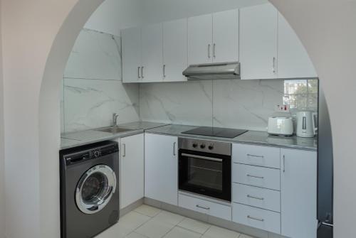 Kuchyň nebo kuchyňský kout v ubytování Phaedrus Living Golden Seaview Residence