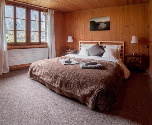 Postel nebo postele na pokoji v ubytování Vintage chalet in Kandersteg