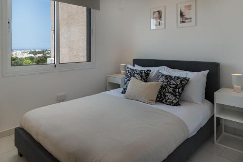 Postel nebo postele na pokoji v ubytování Phaedrus Living Golden Seaview Residence