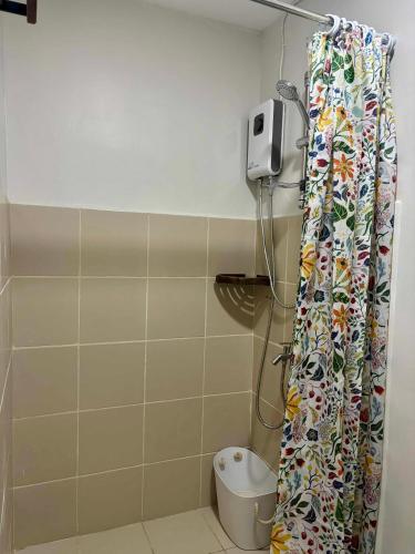 Un baño de Cozy 1-BR Unit at The Loop CDO