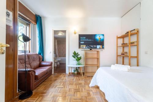 Central Madrid Apartment with Garden Views, Sunny Private Terrace, Fast WiFi & Metro Access