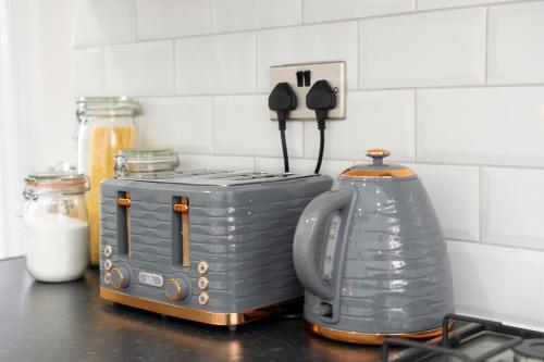a silver toaster sitting on top of a kitchen counter at Apartment - Stay 6 - Parking - PetsOK - Stratford in London
