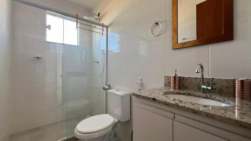 カボ・フリオにあるDunas do Peró, Cabo Frio 01のトイレ、シャワー、洗面台を備えたバスルーム
