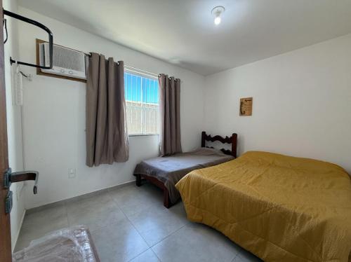 カボ・フリオにあるDunas do Peró, Cabo Frio 01のベッドと窓のある寝室