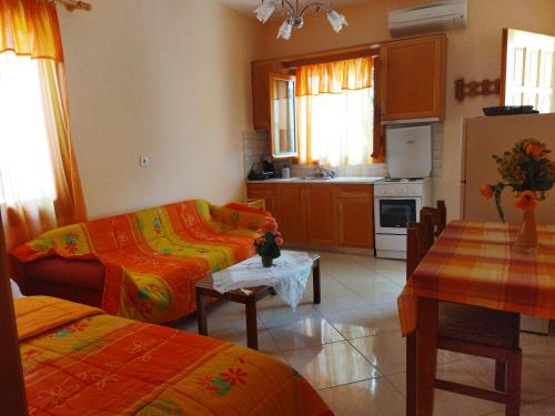 un soggiorno con due letti e una cucina di Avra Apartments a Leonidion (Leonidio)
