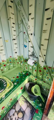 a bathroom with a green toilet with a green bowl at Männi Summerhouse in Kassari