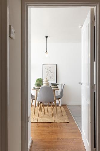 a dining room with a table and a chair at Luxury Apartment, Birmingham-Parking in Birmingham