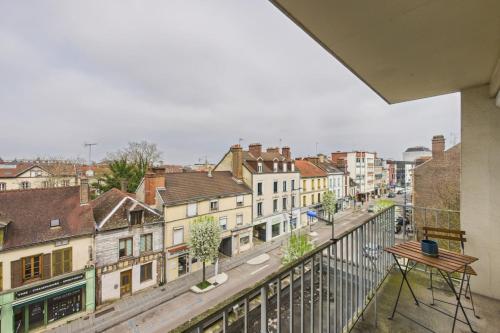 Una vista de una calle de la ciudad desde un balcón. en Savinéa, en Sainte-Savine