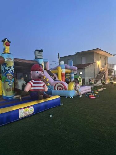 Zona de juegos infantil en Elysian Apartments