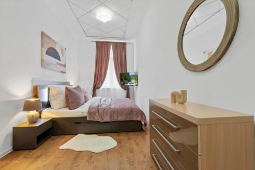 En eller flere senge i et værelse på Luxe Living at Old Town Center