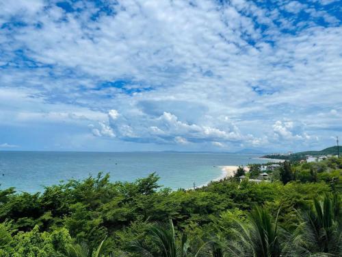 a view of the ocean and a beach at Căn Hộ OCEAN VISTA View Biển 1,2,3 phòng ngủ in Ấp Ngọc Hải
