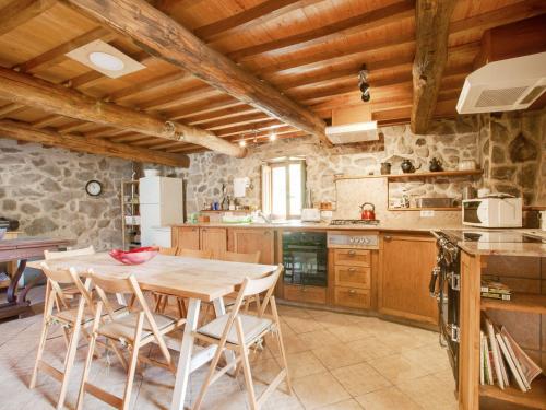 eine Küche mit einem Holztisch und Stühlen in der Unterkunft Farmhouse in Castrotañe with Terrace in Castillón