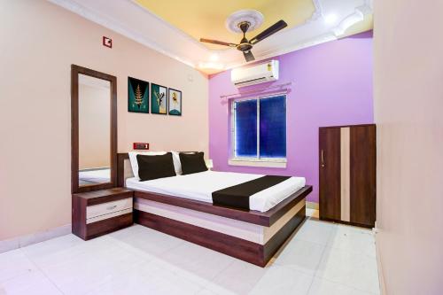 a bedroom with a bed and a mirror at Hotel O MANTRA in Krishnanagar