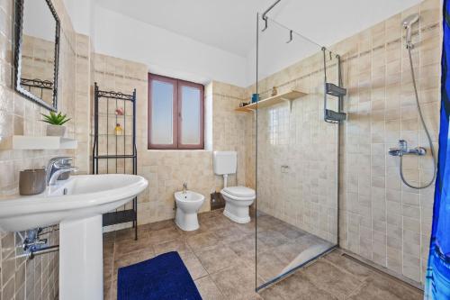 Un baño con inodoro, lavabo y ducha. en Villa Sonne in Paradis, en Butkovići
