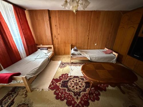 Ένα ή περισσότερα κρεβάτια σε δωμάτιο στο Sarajevo Beerhouse Apartment