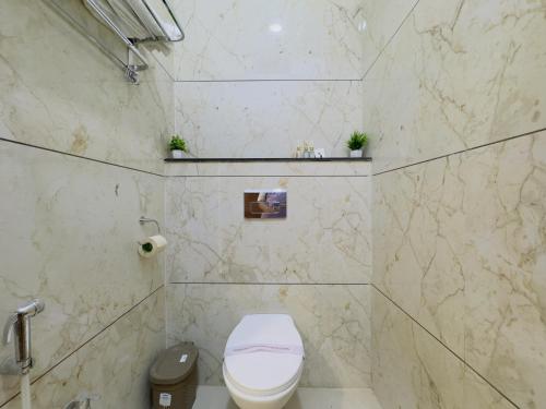 Ένα μπάνιο στο The Element Stays -2BHK Luxe Stay Near Mahakal