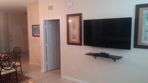 3 Bedroom Condo with Water Park & Fantastic Pool only Minutes To Walt Disney World's Front Gate!!! photo 14