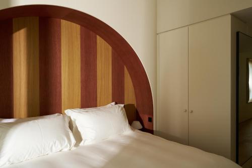 Una cama o camas en una habitación de Auberge Port Gitana