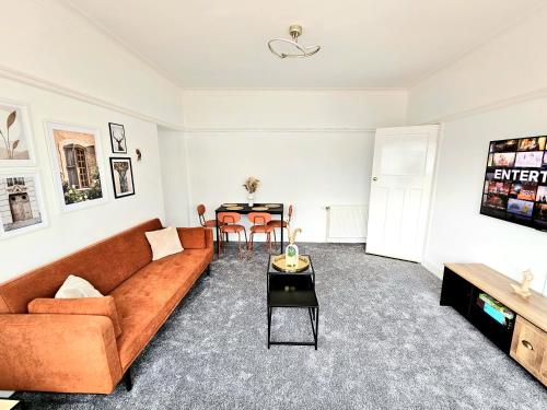 un soggiorno con un divano e un tavolo di Charming 3-Bed Oasis-free parking a Glasgow
