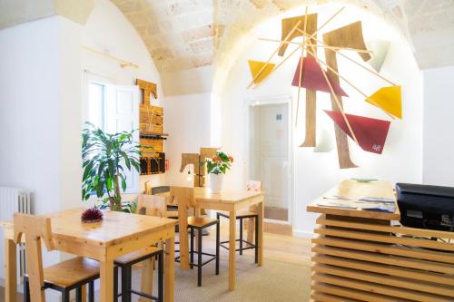 una sala da pranzo con tavoli e sedie in legno di T rooms a Lecce