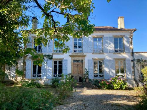 an old white house with a door at Maison des Frères Leglise in Miélan