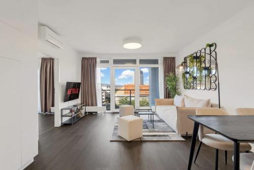 Urban White Oasis in Centre