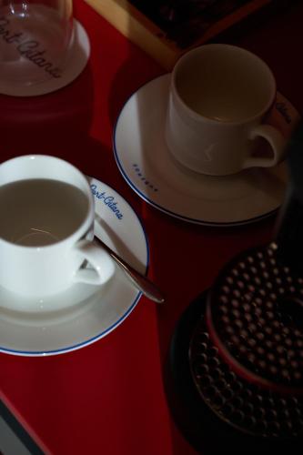 Tetera y cafetera en Auberge Port Gitana
