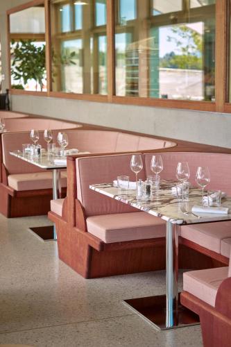 Un restaurante u otro lugar para comer en Auberge Port Gitana